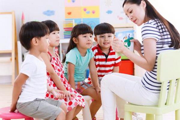 为何幼儿园厕所大多不分男女？老师给出几个理由，家长表示生气