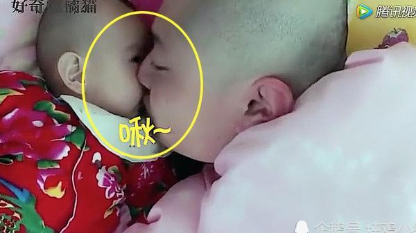 爸爸亲了宝宝一口，宝宝正开心看见了妈妈，接下来的反应太逗了！