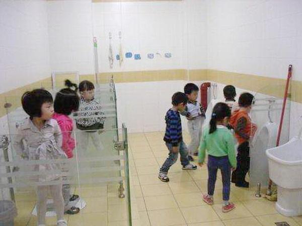 为何幼儿园厕所大多不分男女？老师给出几个理由，家长表示生气
