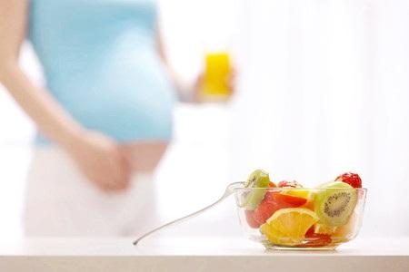 孕妈贪嘴吃凉食，新生儿脸上有胎记，孕期这3件事要注意！