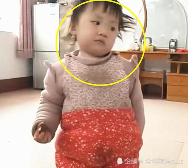 两个小姐妹，这个是姥姥带大的，那个是奶奶带大的，这差别太大了