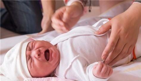 婆婆准备用“土方法”给发烧的宝宝放血，妈妈赶紧把孩子藏起来！