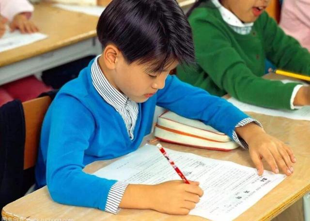 父母给孩子起名字103画，同学给他起的外号成亮点，老师哭笑不得