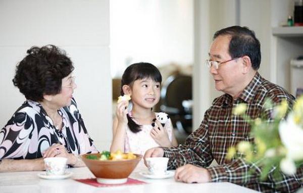 为何现在姥姥取代奶奶成带娃主力军？有一个原因，婆婆要反省一下