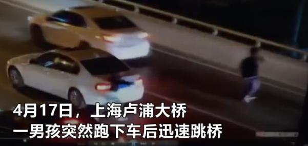 惋惜！17岁男孩跳桥身亡，家长记住：这些教育方式比批评孩子更好