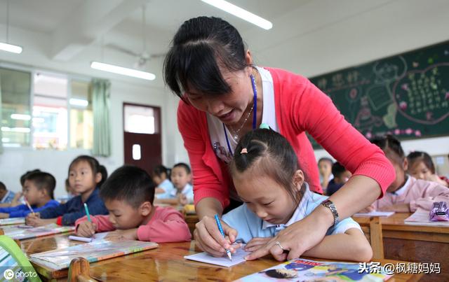 小学生在书桌上刻下“我是失败者”！爸爸哽咽自责不已
