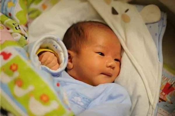 辟谣：宝宝黄疸晒太阳就好了？实际情况，听听医生怎么说