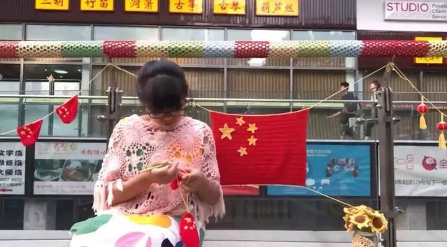 她曾被产后抑郁困扰，如今却用这样的方式温暖了整条街