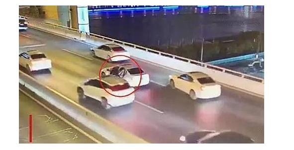 惋惜！17岁男孩跳桥身亡，家长记住：这些教育方式比批评孩子更好