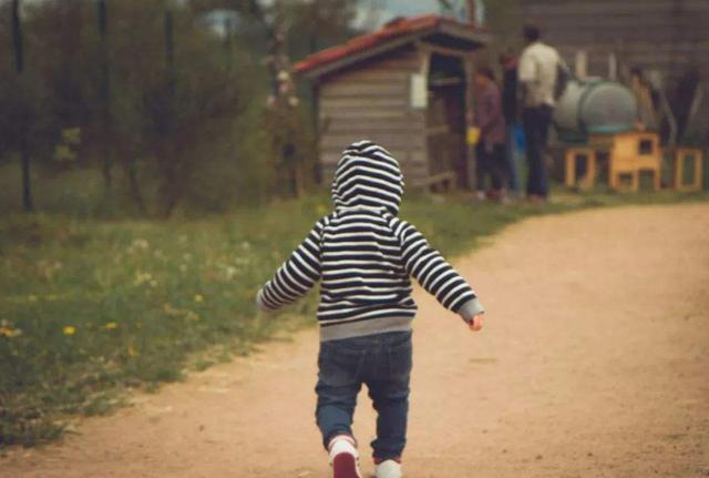 孩子明明会走路了，怎么还总要抱抱？因为他们来说，走路是真的累