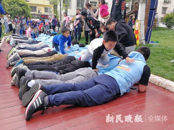 四千余爸爸参加亲子运动会
