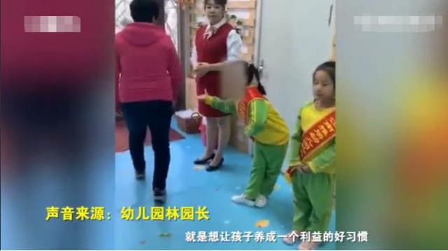 幼儿园给孩子上礼仪课程，却遭网友吐槽：给火锅店培养迎宾呢