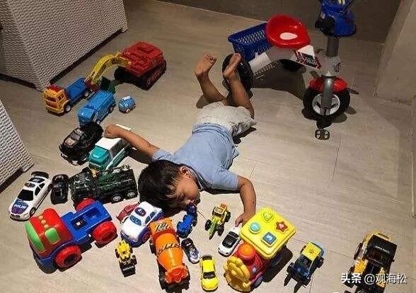 另类的“假摔炫耀”：从幼儿园到考研，摆一摆自己的“花式炫耀”