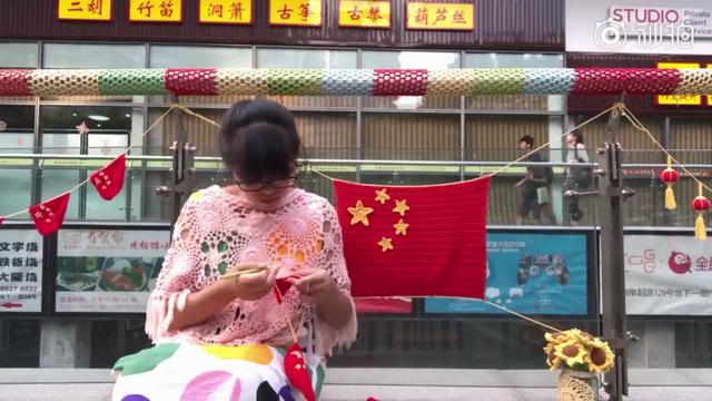 90后妈妈产后抑郁给整条街栏杆织毛衣：心中有爱就能编织美好！