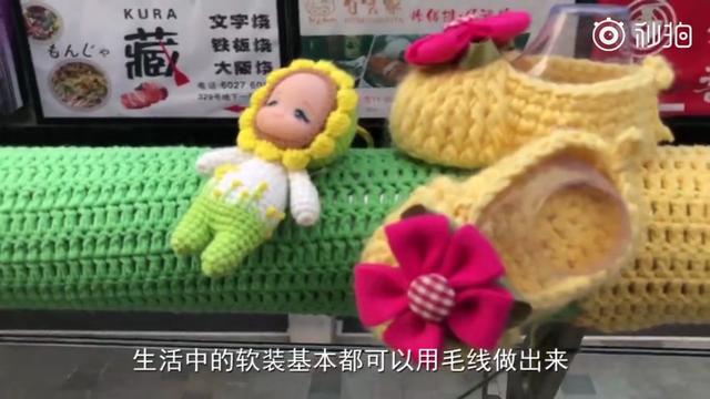 90后妈妈产后抑郁给整条街栏杆织毛衣：心中有爱就能编织美好！