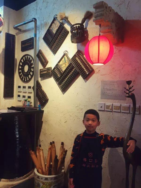 9岁男孩从小爱画画，学画半年自信心一直遭打击，幸亏妈妈及时发现绘画班的猫腻，否则......