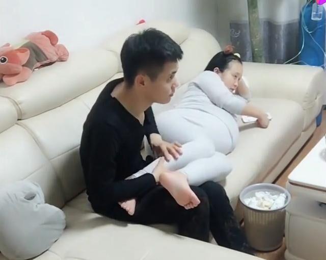 妻子怀孕后，夫妻俩看电视的姿势火了，网友：孕妇嫁对人了