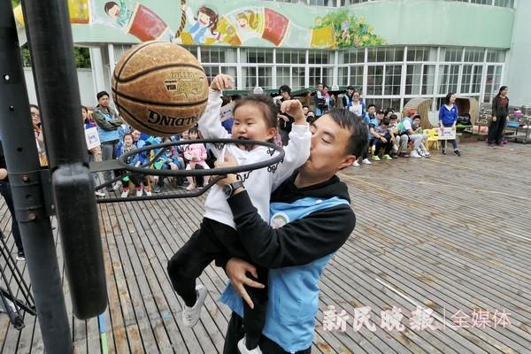 四千余爸爸参加亲子运动会