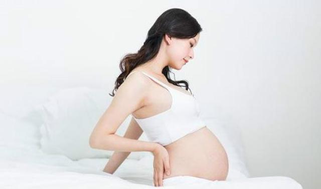 国外的一位准妈妈的孕肚视频，做母亲真的太不容易了！