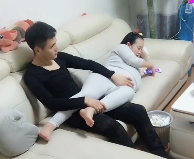 妻子怀孕后，夫妻俩看电视的姿势火了，网友：孕妇嫁对人了
