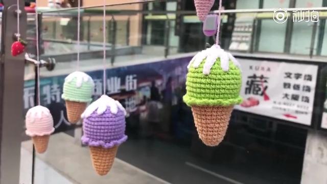 90后妈妈产后抑郁给整条街栏杆织毛衣：心中有爱就能编织美好！
