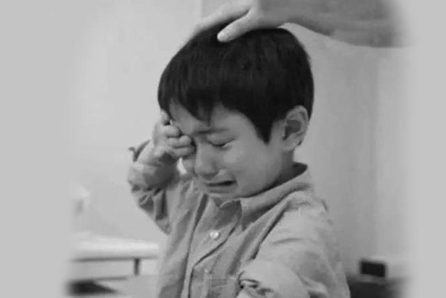 孩子偷书被抓，父亲的做法让在场人意外，却让孩子受益一生