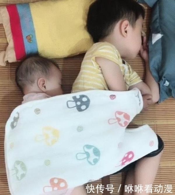 妈妈把宝宝身上被子拿开，二宝抱着哥哥的动作，网友：场面好感人