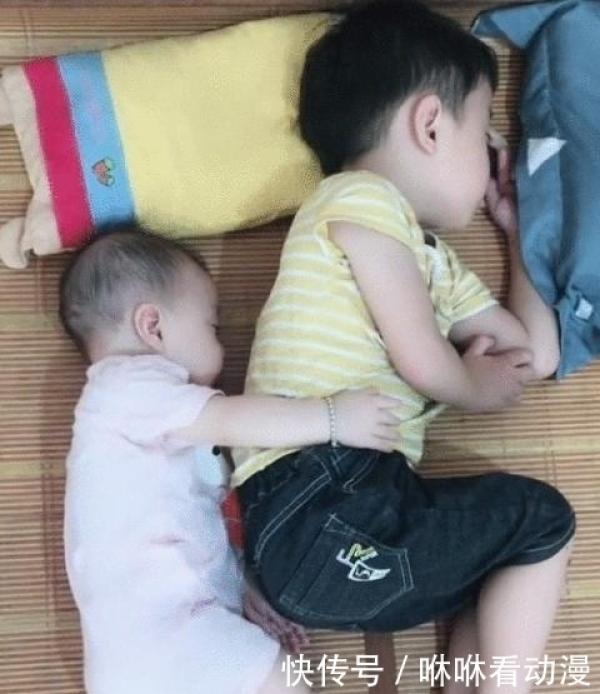 妈妈把宝宝身上被子拿开，二宝抱着哥哥的动作，网友：场面好感人
