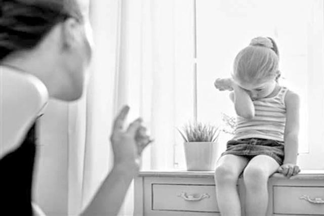 孩子偷书被抓，父亲的做法让在场人意外，却让孩子受益一生