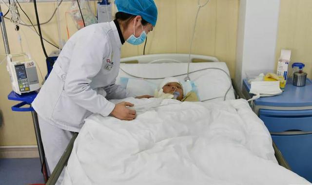 姐姐推到二胎弟弟，致其陷入昏迷，爸爸得知其中原因，内心崩溃