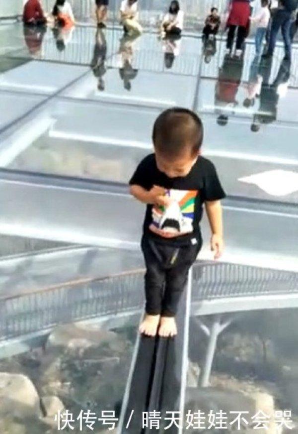 3岁孩子一人站在高空栈道，孩子吓得瑟瑟发抖，父母反应令人气愤