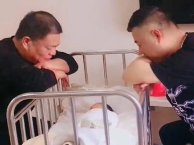 爷爷和姥爷看新生宝宝睡觉，两人的眼神，爱不比奶奶姥姥少