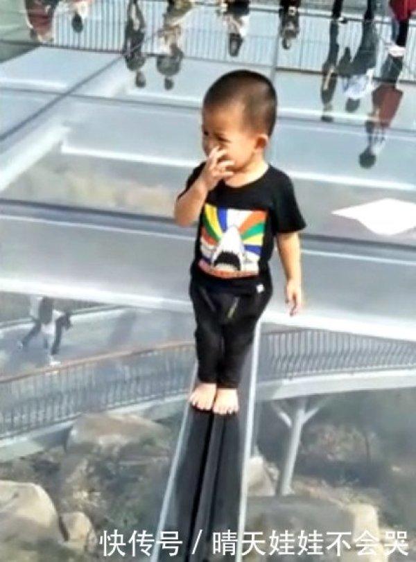 3岁孩子一人站在高空栈道，孩子吓得瑟瑟发抖，父母反应令人气愤
