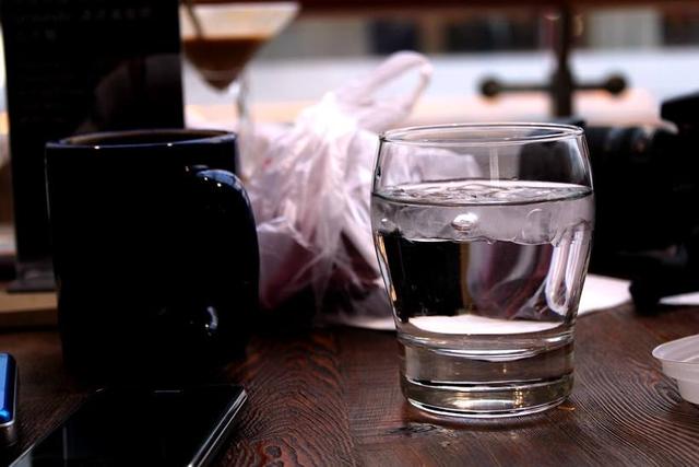 孕期多喝水好处多，但这几种水却不适合孕妇，怀孕后尽量别碰