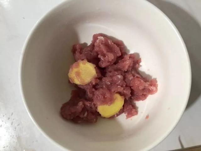 辅食：不爱吃蔬菜宝宝，拯救他只能靠这金灿灿蔬菜丸了