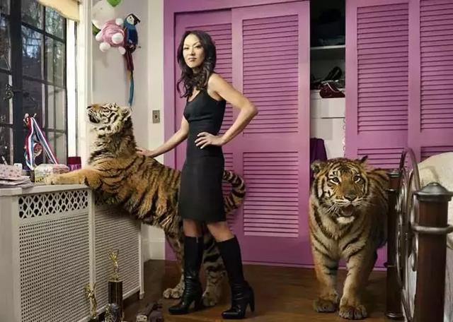 8年前引起轩然大波的华裔虎妈，如今将女儿培养成才了吗？