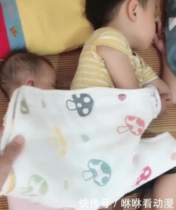 妈妈把宝宝身上被子拿开，二宝抱着哥哥的动作，网友：场面好感人
