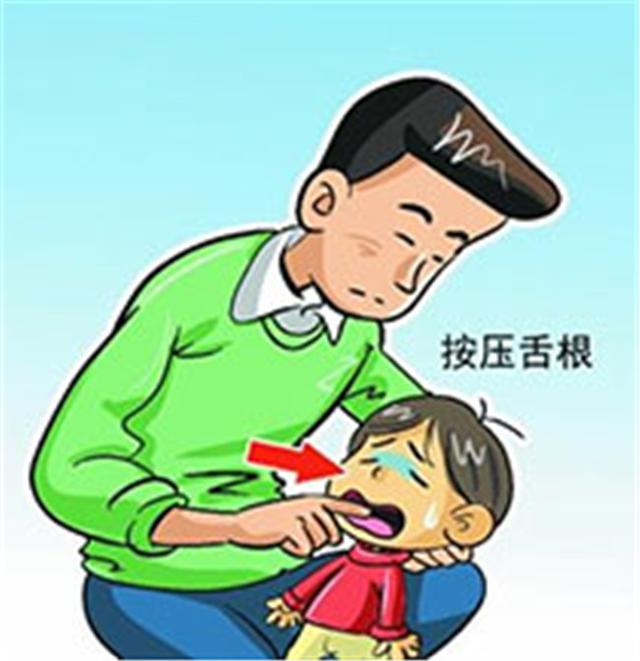 专业育儿保姆演示宝宝异物卡喉的急救方法!