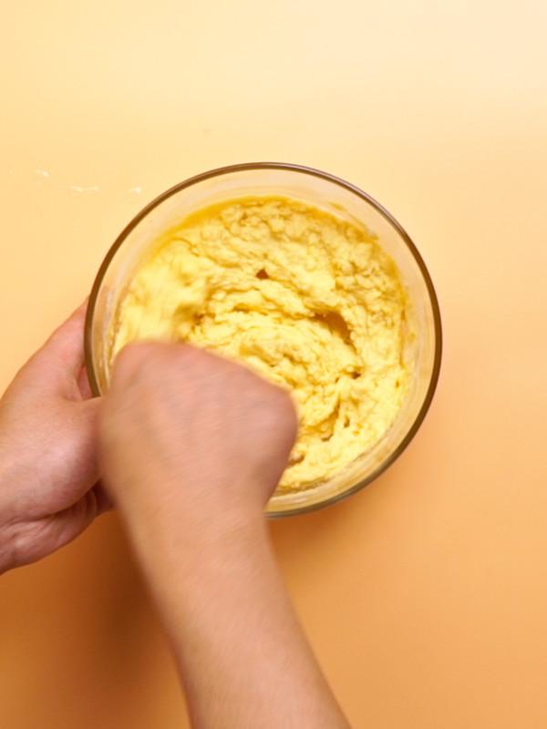 粗粮细做，玉米面不用蒸不用烤，“手不沾面”就做好，孩子都喜欢
