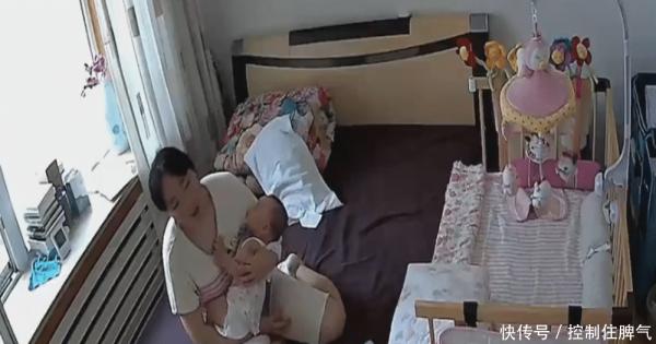 妈妈无法将宝宝哄睡, 调出监控看保姆的做法, 忍不住流泪