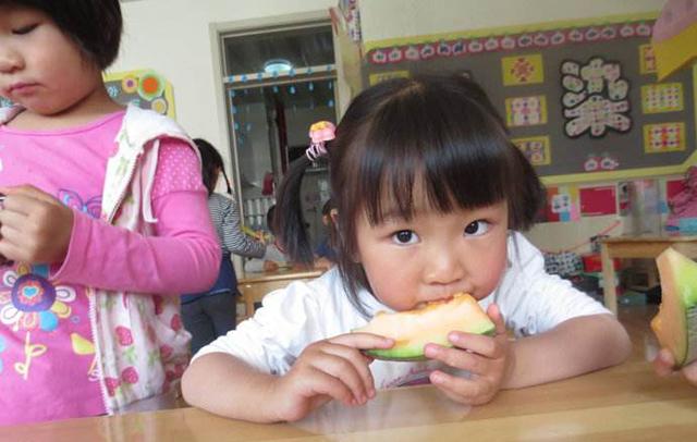 一个苹果给四个孩子吃？家长：幼儿园这么贵的学费，都花哪儿了？