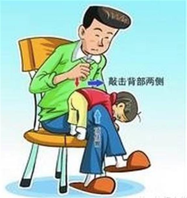 专业育儿保姆演示宝宝异物卡喉的急救方法!