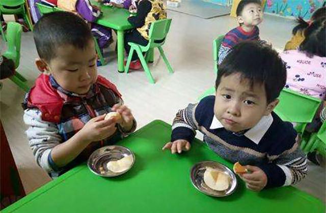 一个苹果给四个孩子吃？家长：幼儿园这么贵的学费，都花哪儿了？