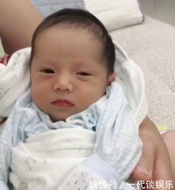 老婆抱着孩子睡觉，老公叫了声“乖女儿”，宝宝反应令人吃惊不已