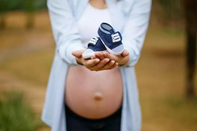孕妇孕期情绪波动大、受刺激怎么办？专家：母乳喂养能安抚婴儿。