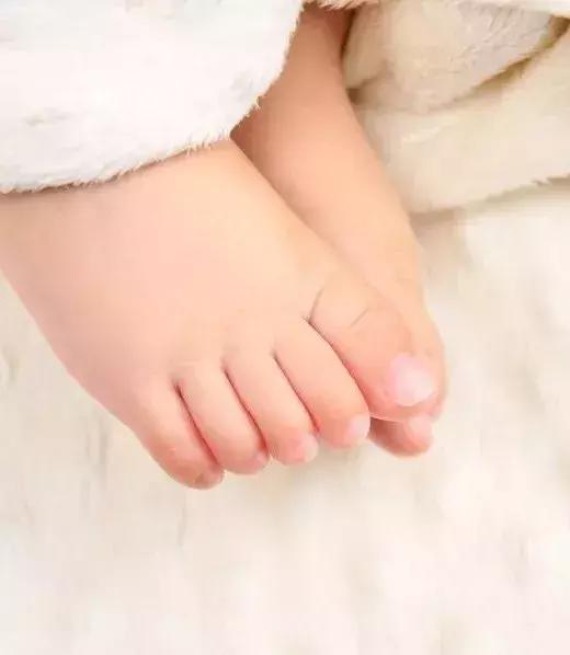 “寒从脚起”不适用于孩子！宝宝光脚好处竟然那么多？