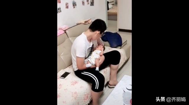 自从生了二胎，15岁哥哥主动照顾妹妹，只因妈妈提前做好3点