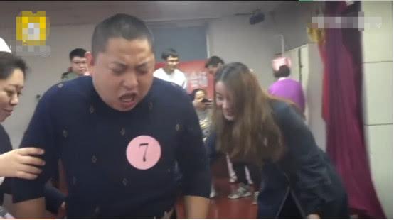 准爸爸体验分娩阵痛，结束后对妻子说我爱你，感慨为母不易