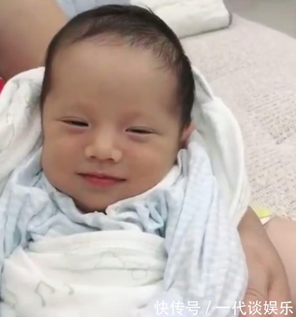 老婆抱着孩子睡觉，老公叫了声“乖女儿”，宝宝反应令人吃惊不已