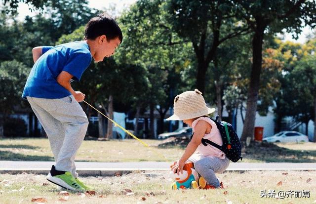 自从生了二胎，15岁哥哥主动照顾妹妹，只因妈妈提前做好3点